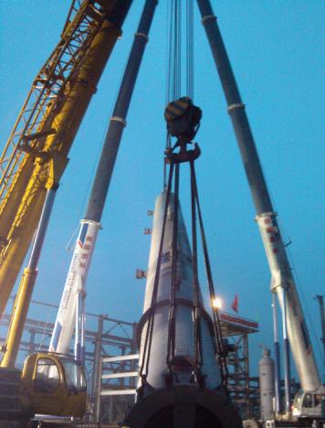 安裝制造分公司承建的臨高化工核心設(shè)備吊裝成功