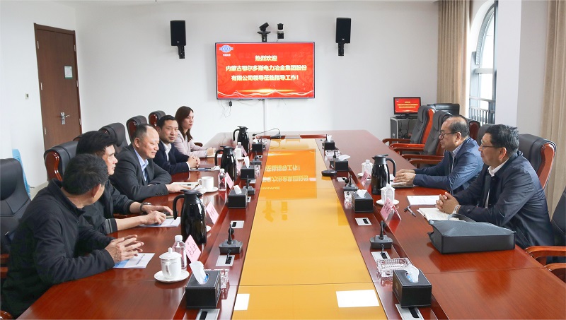 周鴻會(huì)見(jiàn)鄂爾多斯電冶集團(tuán)創(chuàng)新工廠(chǎng)總指揮李長(zhǎng)青