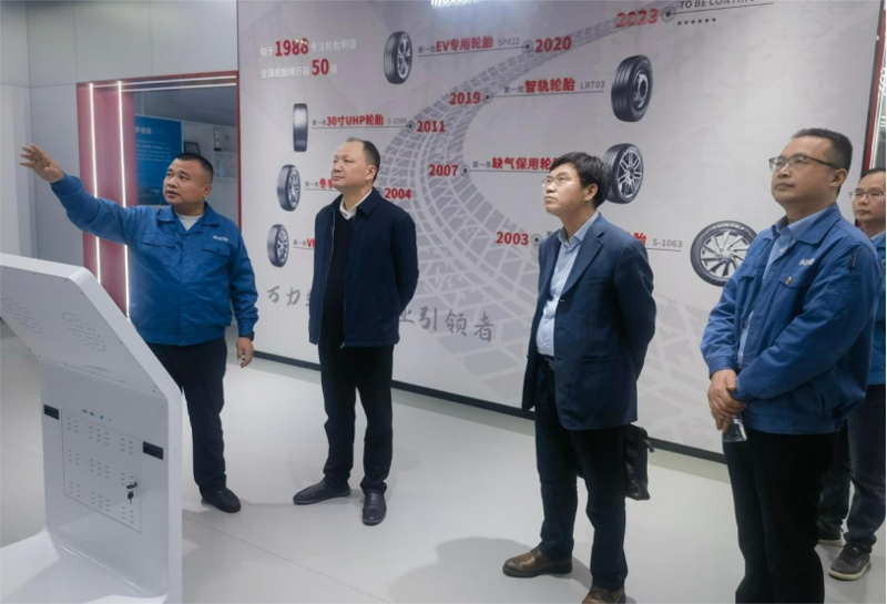 周鴻拜訪萬力輪胎公司黨委書記、總經理曹限東