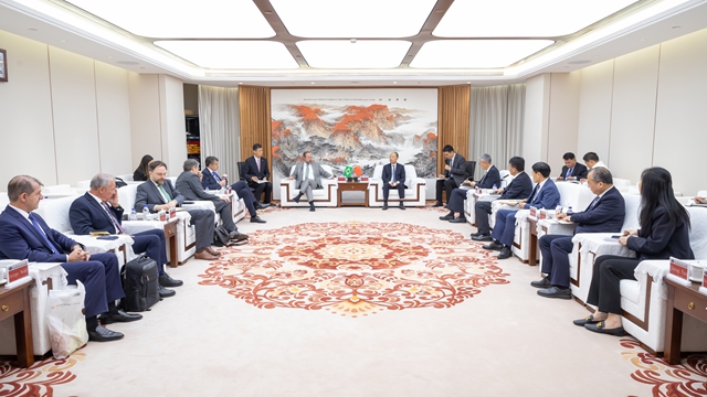 莫鼎革與巴西礦產與能源部部長亞歷山大·西爾韋拉舉行會談