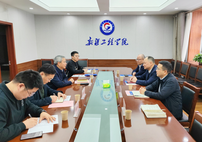 周鴻與新疆工程學院黨委副書記、校長周建平舉行會談